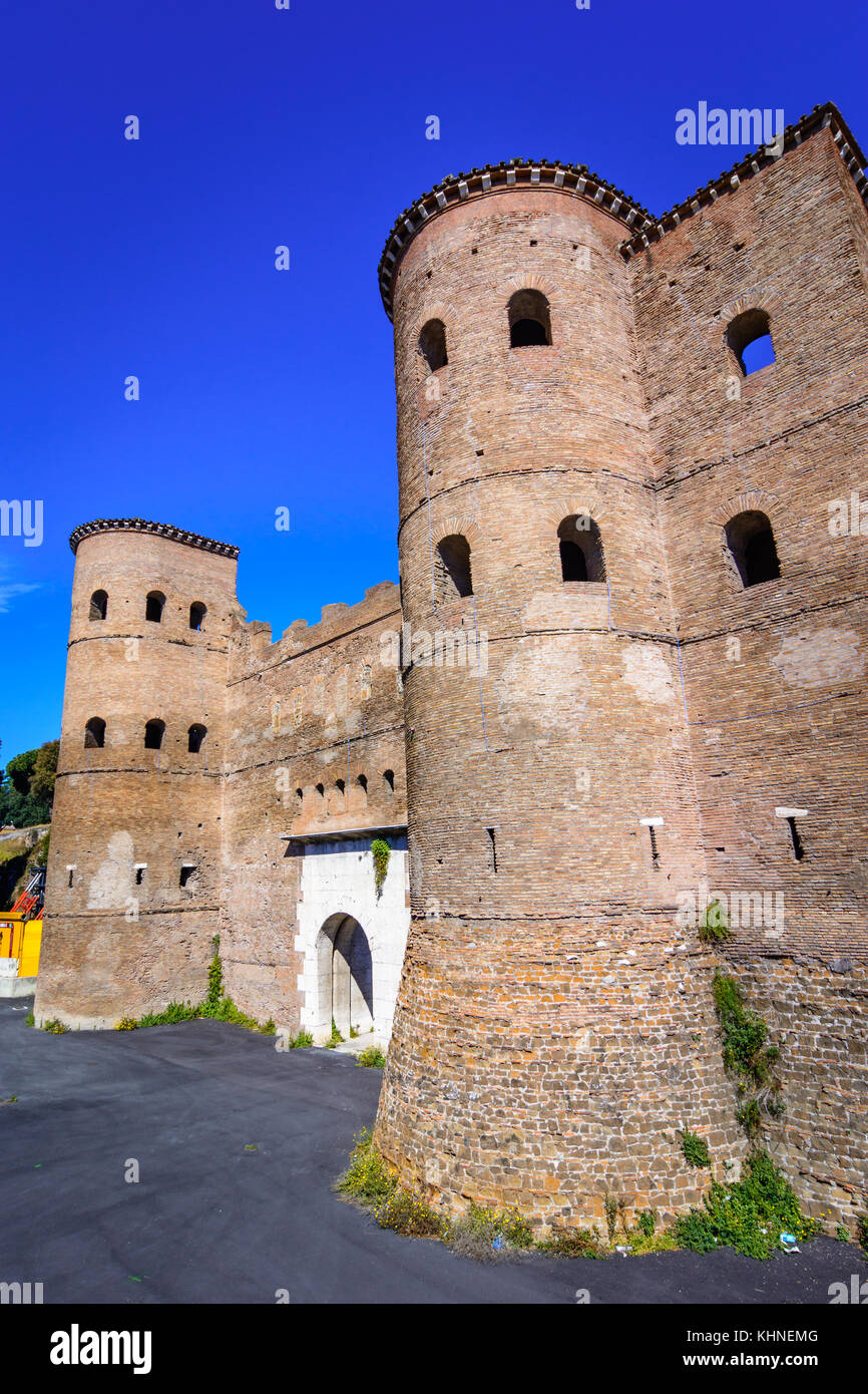Die Porta Asinaria, Roma, Italien, ein Tor in die Aurelianische Mauer in Rom Stockfoto