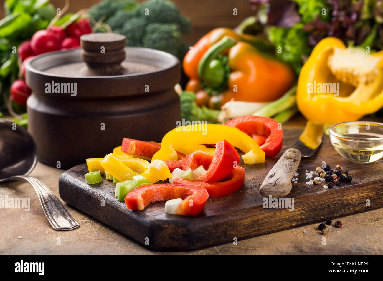 Frisches rohes Gemüse für die Suppe Stockfoto