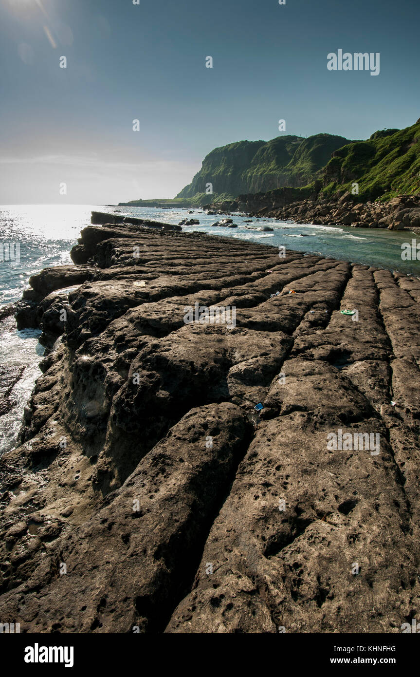 Taiwan bietet verschiedene Strandfronten. Diese felsige Front befindet sich in der Nähe von Keelung, einem kleinen Fischerort. Stockfoto
