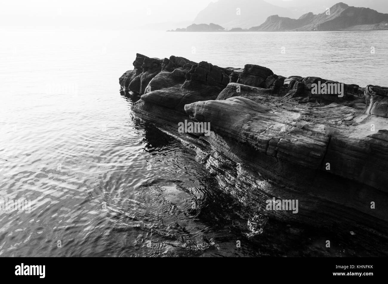Taiwan bietet verschiedene Strandfronten. Diese felsige Front befindet sich in der Nähe von Keelung, einem kleinen Fischerort. Stockfoto