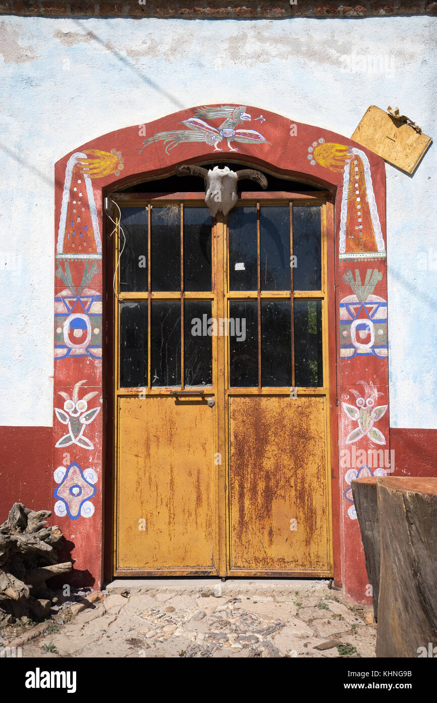 Mexikanische Tür mit lackierten Rahmen in Mineral de pozos Mexiko Stockfoto