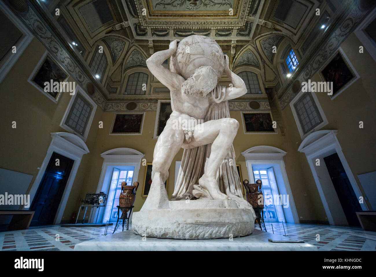 Neapel. Italien. Atlas Farnese Skulptur, 2. Jahrhundert n. Chr. Museo Archeologico Nazionale di Napoli. Neapel Nationalen Archäologischen Museum. Stockfoto