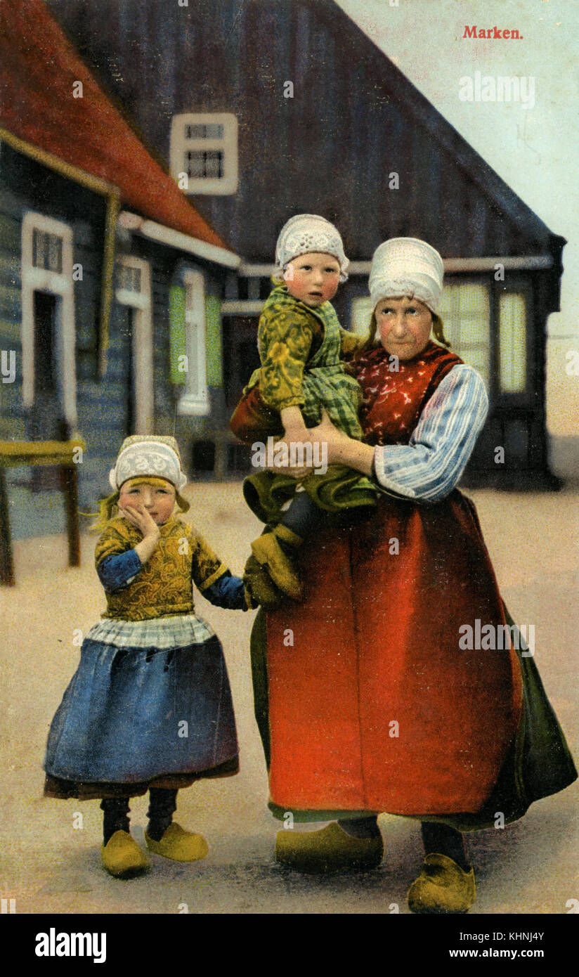 Frau mit zwei Kindern im Kostüm auf der Insel Marken, Zuidersee, Holland (Frau mit zwei in Tracht auf der Insel Marken, Zuidersee Kinder, Holland) Stockfoto