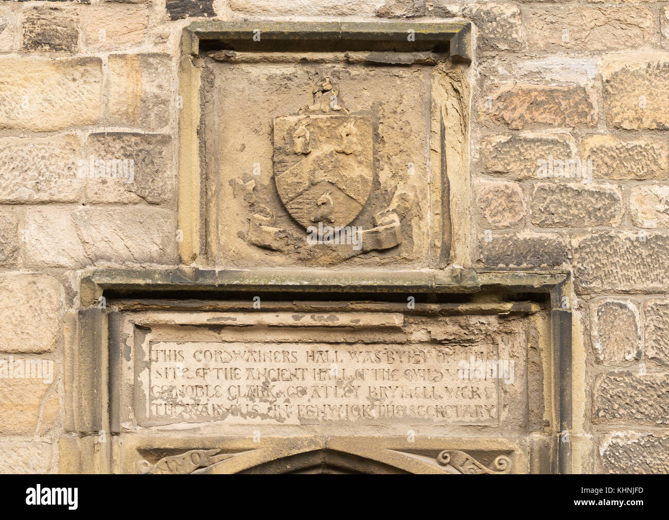 Crest über der Tür der Cordwainers Hall, Blackfriars, Newcastle upon Tyne, England, Großbritannien Stockfoto
