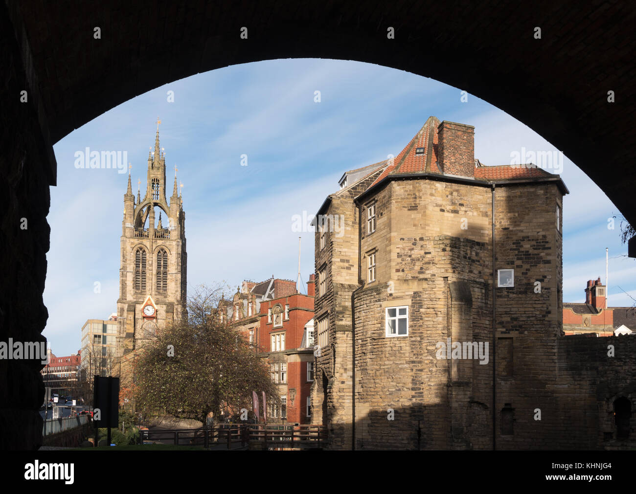 Das Schwarze Tor und den Turm der St. Nikolaus-Kirche, die von einer Eisenbahn Bogen umrahmt, Newcastle upon Tyne, England, Großbritannien Stockfoto