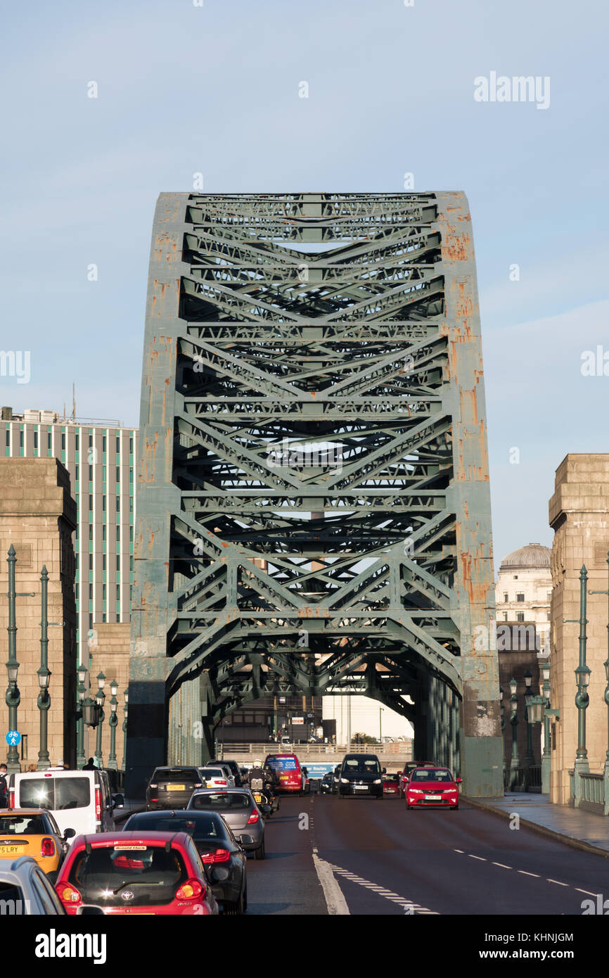 Datenverkehr, der über das Tyne Road Bridge, Newcastle upon Tyne, England, Großbritannien Stockfoto