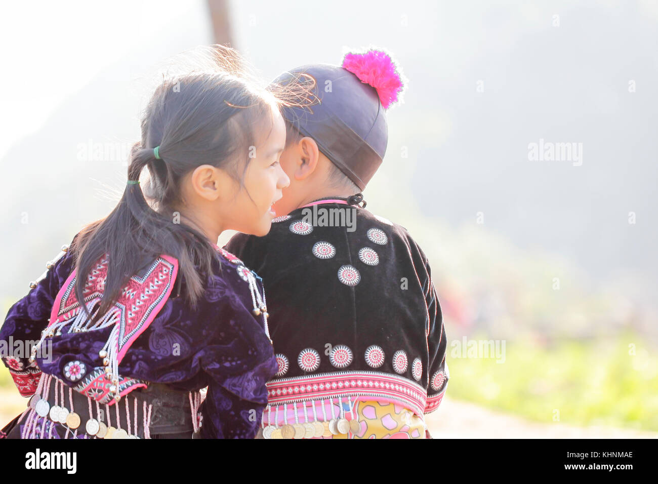 Schöne junge und Mädchen spielen im Freien während Posing tragen Ethnische Kleidung aus dem Stamm der Hmong, Ureinwohner von Thailand. Stockfoto