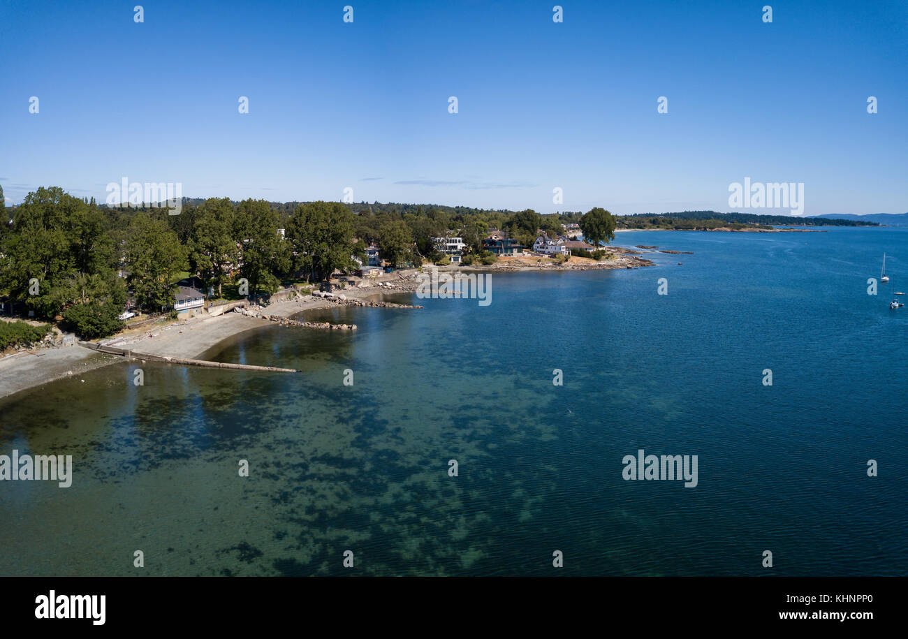 Antenne Panoramablick auf Luxus Wohnungen vor schönen Sandstrand an der Pazifikküste. in Victoria, Vancouver Island, British Columbia, canad Stockfoto