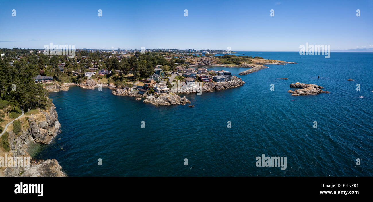 Antenne mit Panoramablick auf die Landschaft der schönen felsigen Ufer an der Pazifikküste. in Saxe Point Park, Victoria, Vancouver Island, British Columbia, c Stockfoto