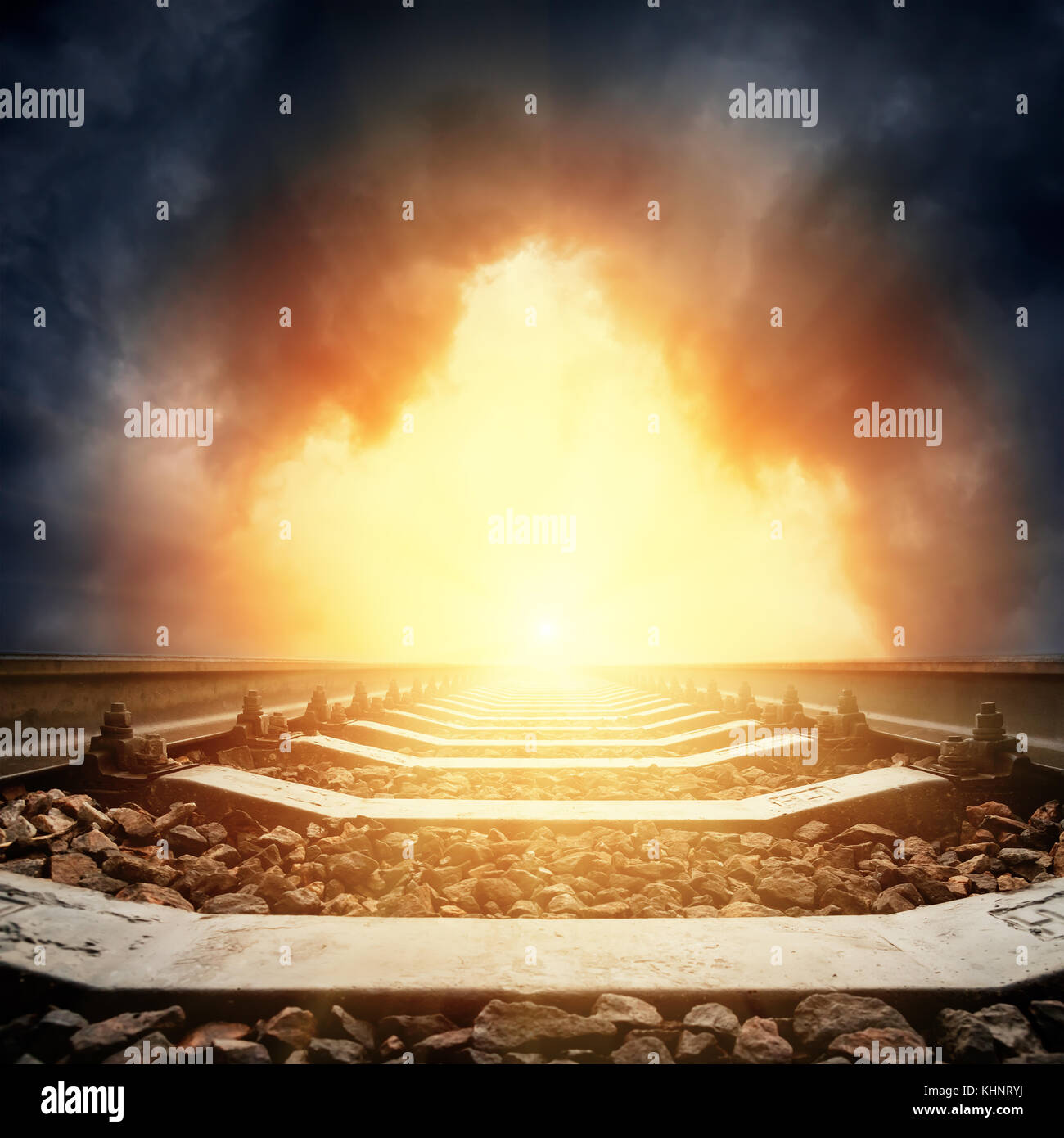 Eisenbahn closeup zu Horizont in dramatischer Sonnenuntergang. gute Vorlage für Wunder betrifft Stockfoto