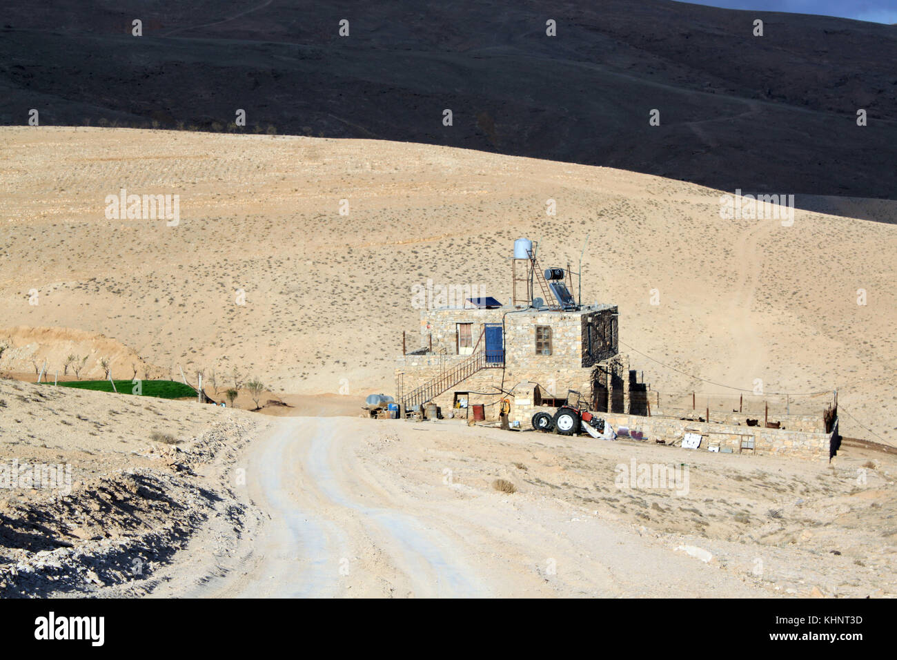 Straße auf der Farm House in Berg Wüstengebiet, Syrien Stockfoto