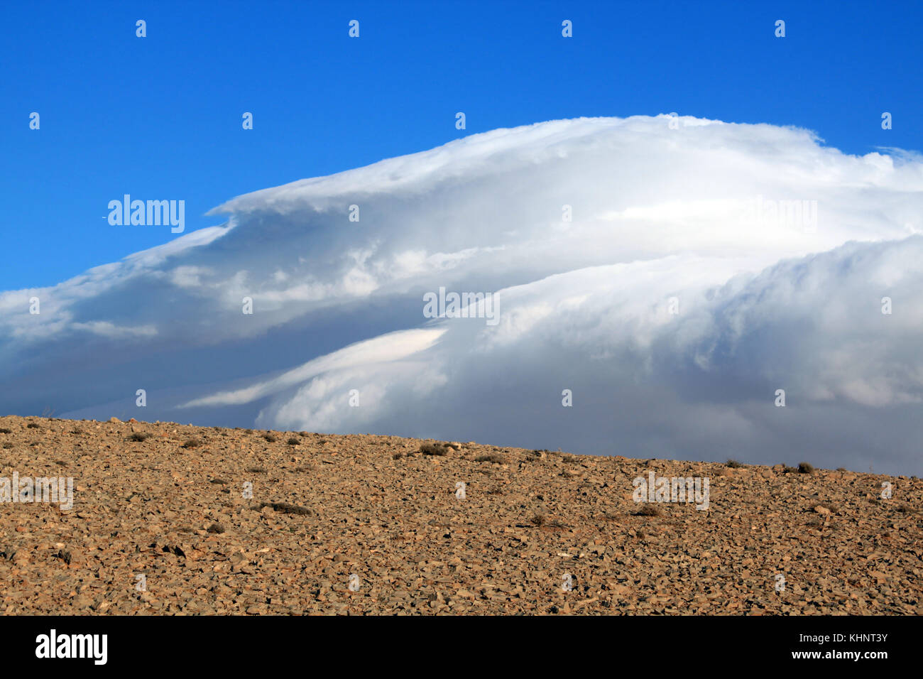 Wolke und blauer Himmel in Stein Wüste, Syrien Stockfoto