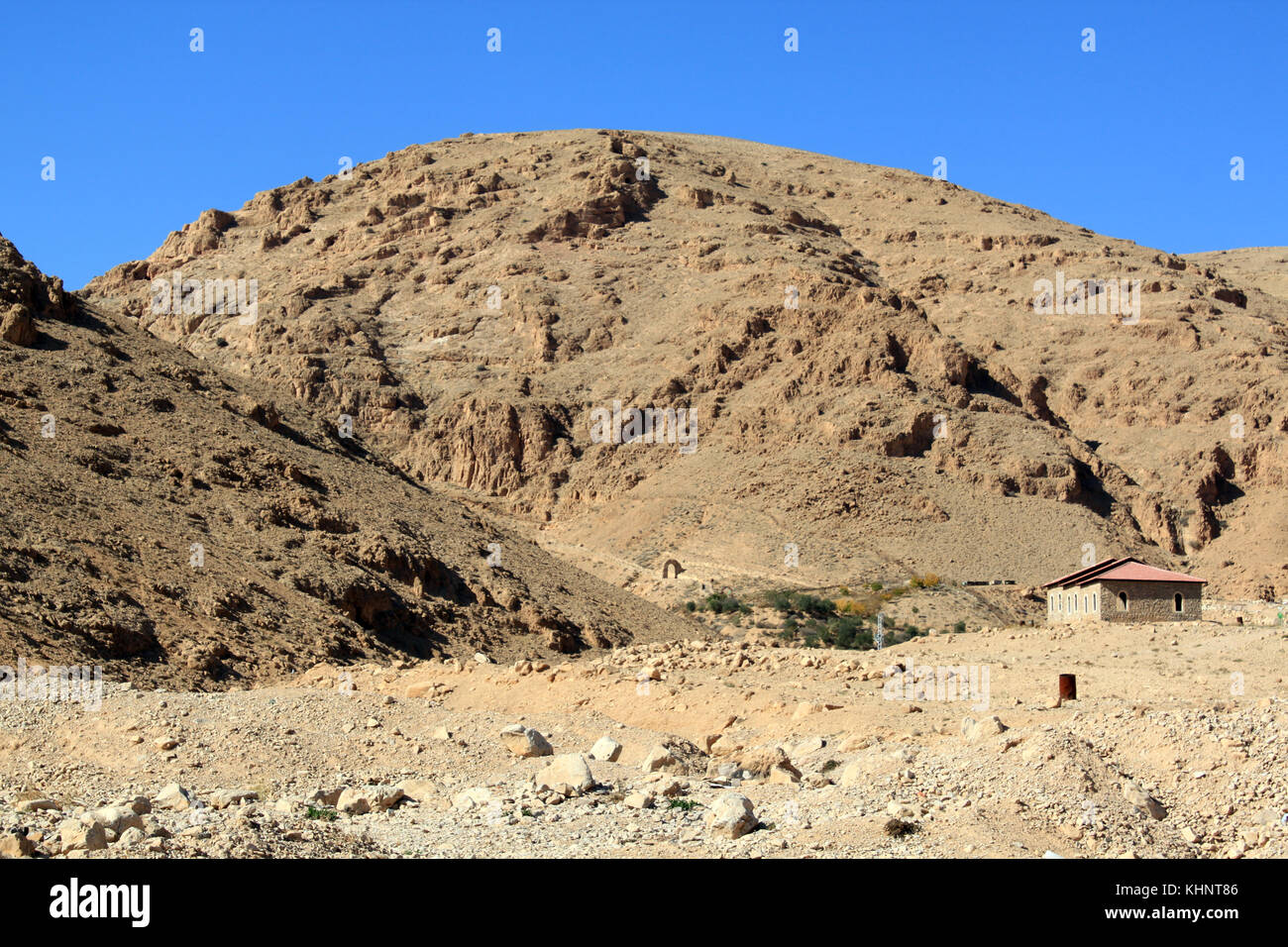 Haus neare Berg in der Steinwüste, Syrien Stockfoto