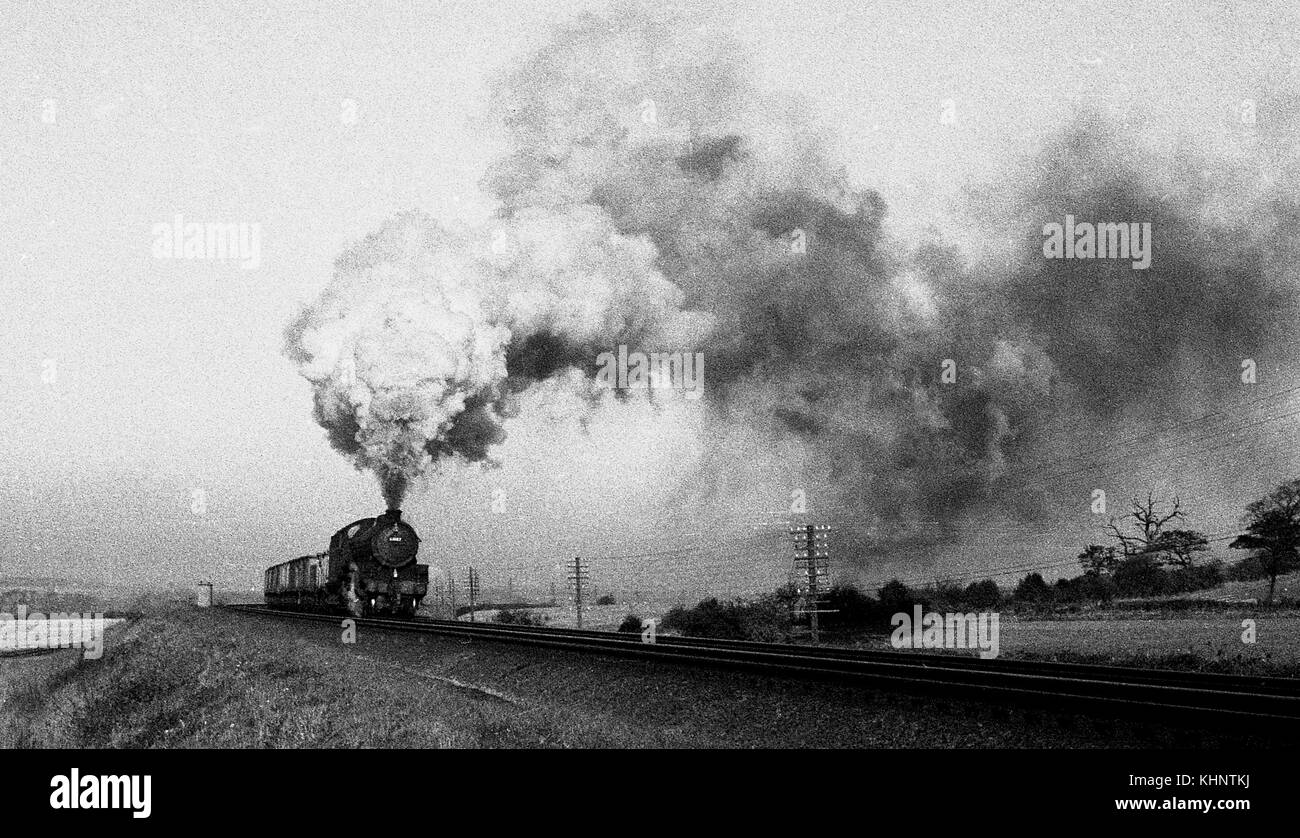 Eine dramatische Szene als Eisenbahn Dampflok Zug 61087 Faltenbalg Dampf und Rauch als Macht über die Yorkshire Landschaft. c 1950. Foto von Tony Henshaw *** Local Caption *** Sequenz 2 von 3 Stockfoto