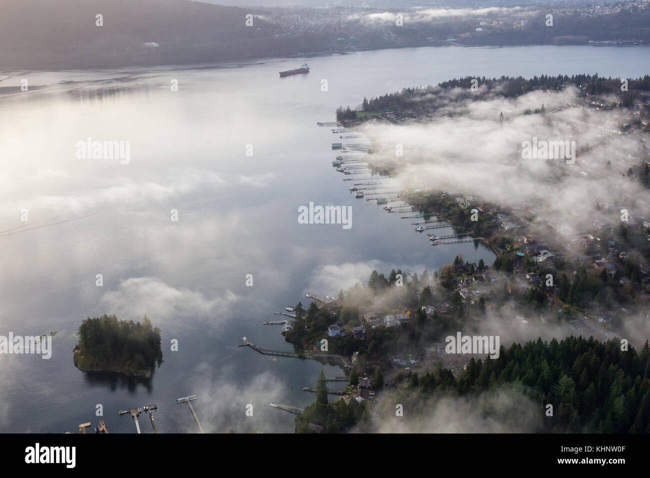 Schöne Aussicht auf den Luxus Wohnungen in Deep Cove, Greater Vancouver, British Columbia, Kanada. Während einer bewölkt am frühen Morgen getroffen von einer Antenne persp Stockfoto