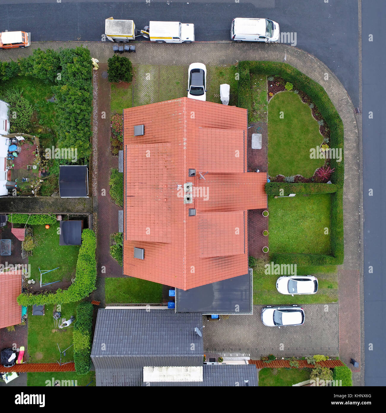 Luftbild, Apartment Gebäude in Deutschland, senkrecht von oben aufgenommen, Gärten mit typischen Deutschen Rasen, mit Drone genommen Stockfoto