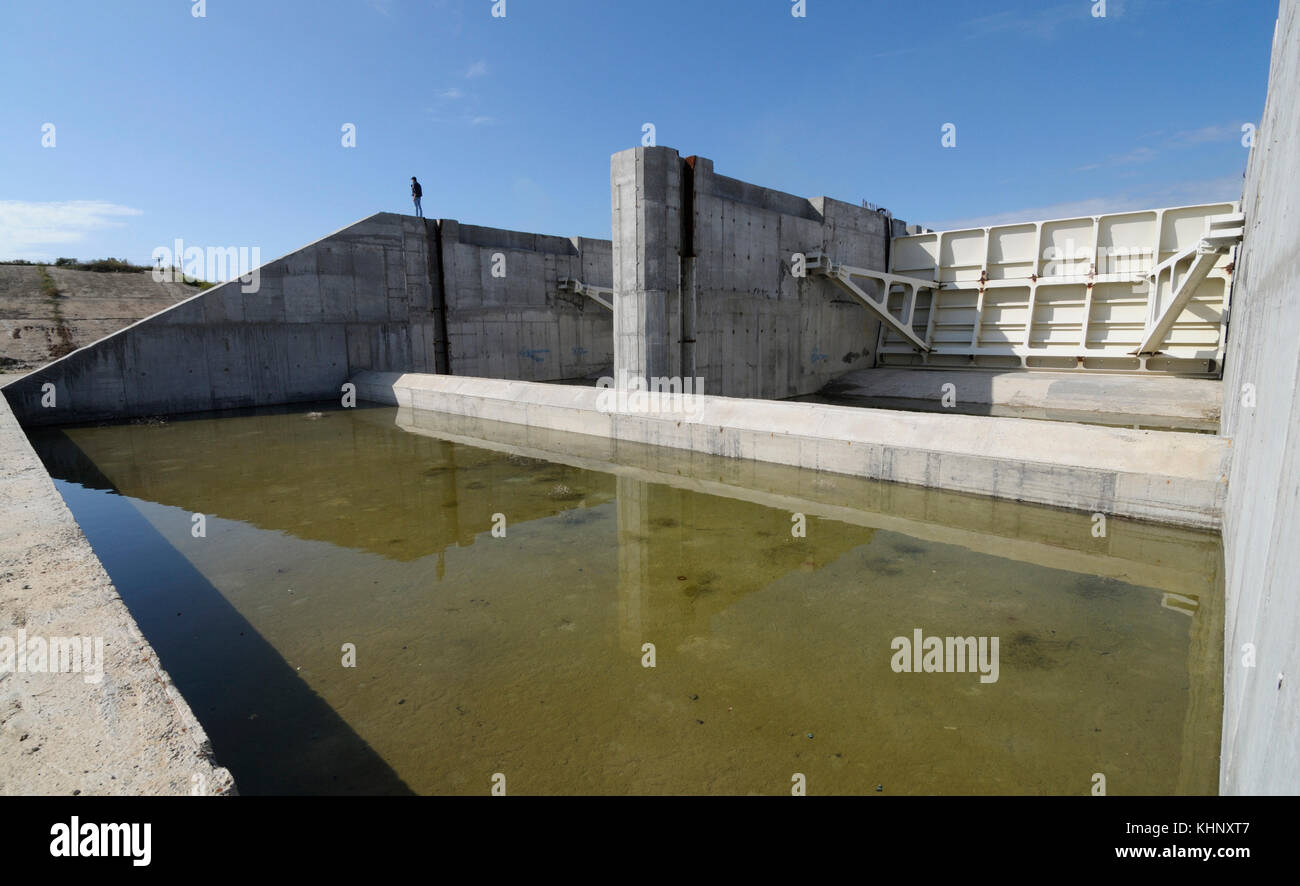 Unvollendete Damm vor der Inbetriebnahme,Krim Canal in der Nähe der ukrainisch-russischen Grenze auf der Krim. 07.10. 2016. kalanchak Region, Ukraine Stockfoto