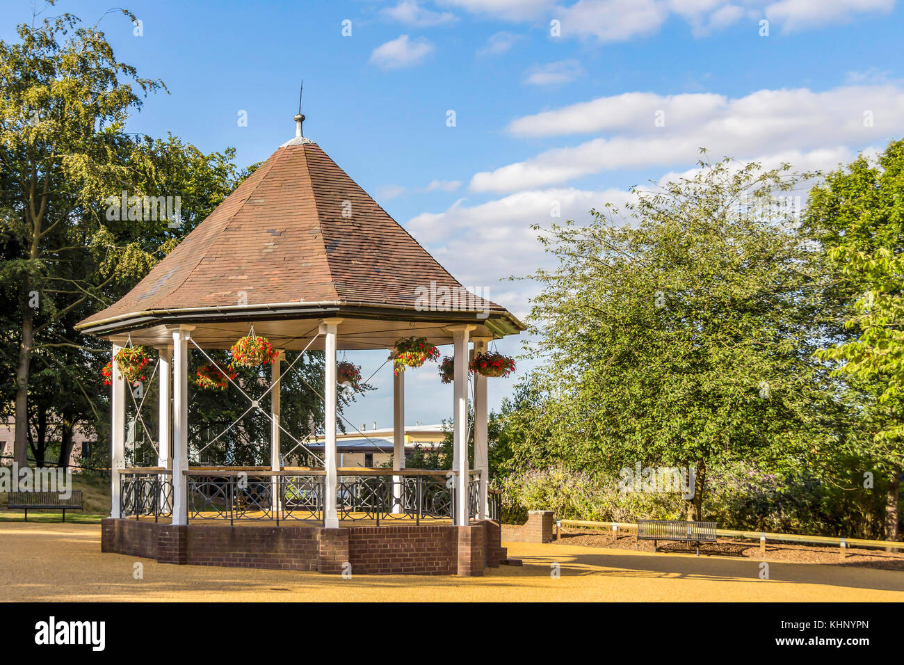 Musikpavillon in Telford Park, Telford, Shropshire. Das Bild wurde am 15. Juli 2014 an einem hellen sonnigen Tag aufgenommen. Stockfoto