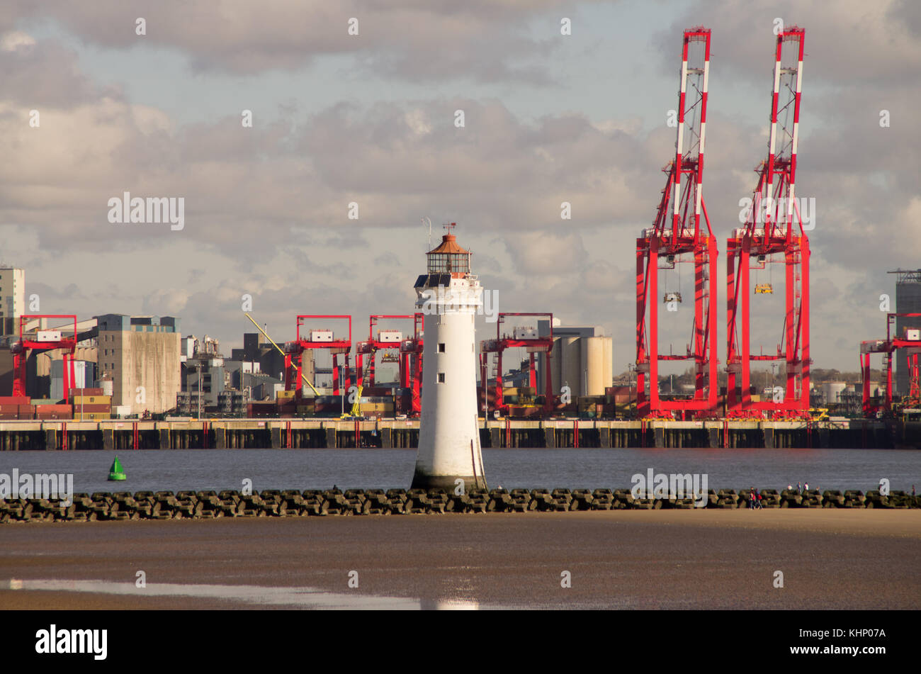 Royal Seaforth Dock, Liverpool und Barsch Rock Leuchtturm New Brighton Stockfoto