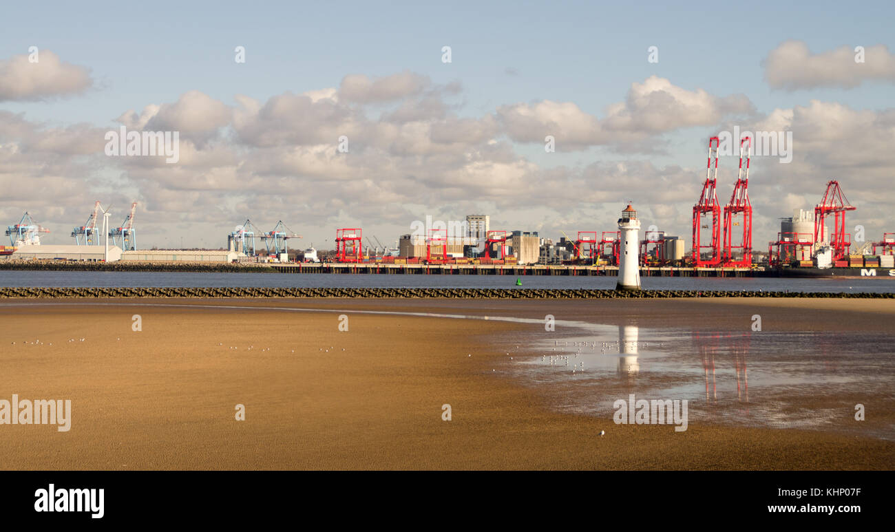 Royal Seaforth Dock, Liverpool und Barsch Rock Leuchtturm New Brighton Stockfoto