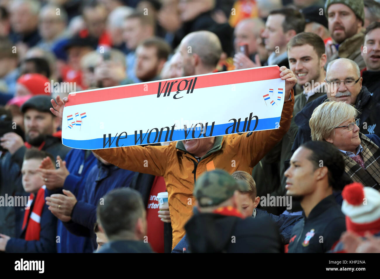 Ein Fan hält während des Premier League-Spiels in Anfield, Liverpool, ein Banner für Southampton's Virgil van Dijk auf der Tribüne. Stockfoto