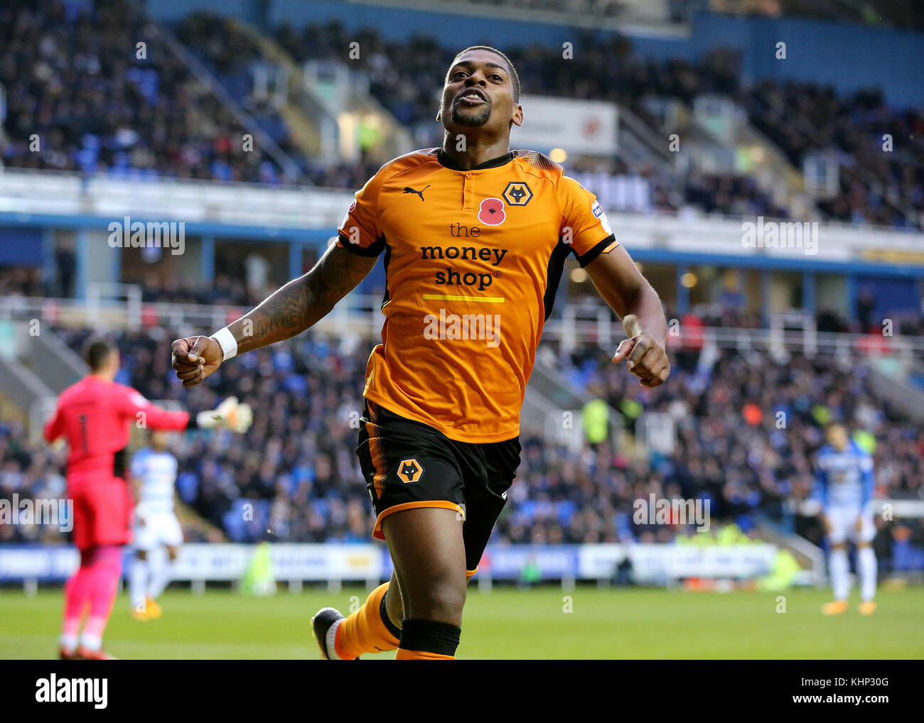 Wölfe Ivan Cavaleiro feiert das erste Tor seiner Spielmannschaft während des Sky Bet Championship-Spiels im Madejski-Stadion, Reading. Stockfoto