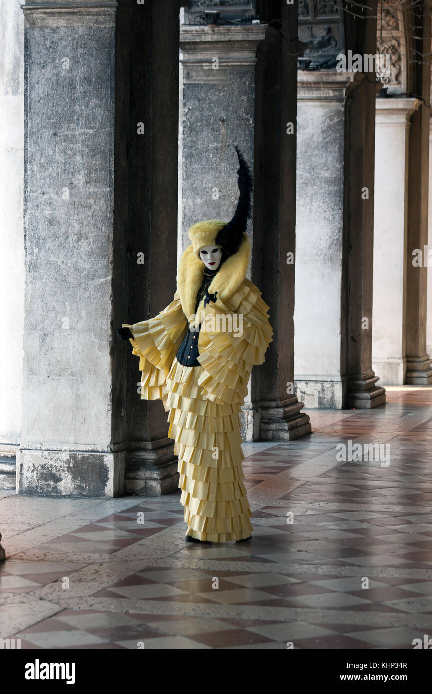 Schönes Kostüm und Maske am Karneval in Venedig abgenutzt Stockfoto