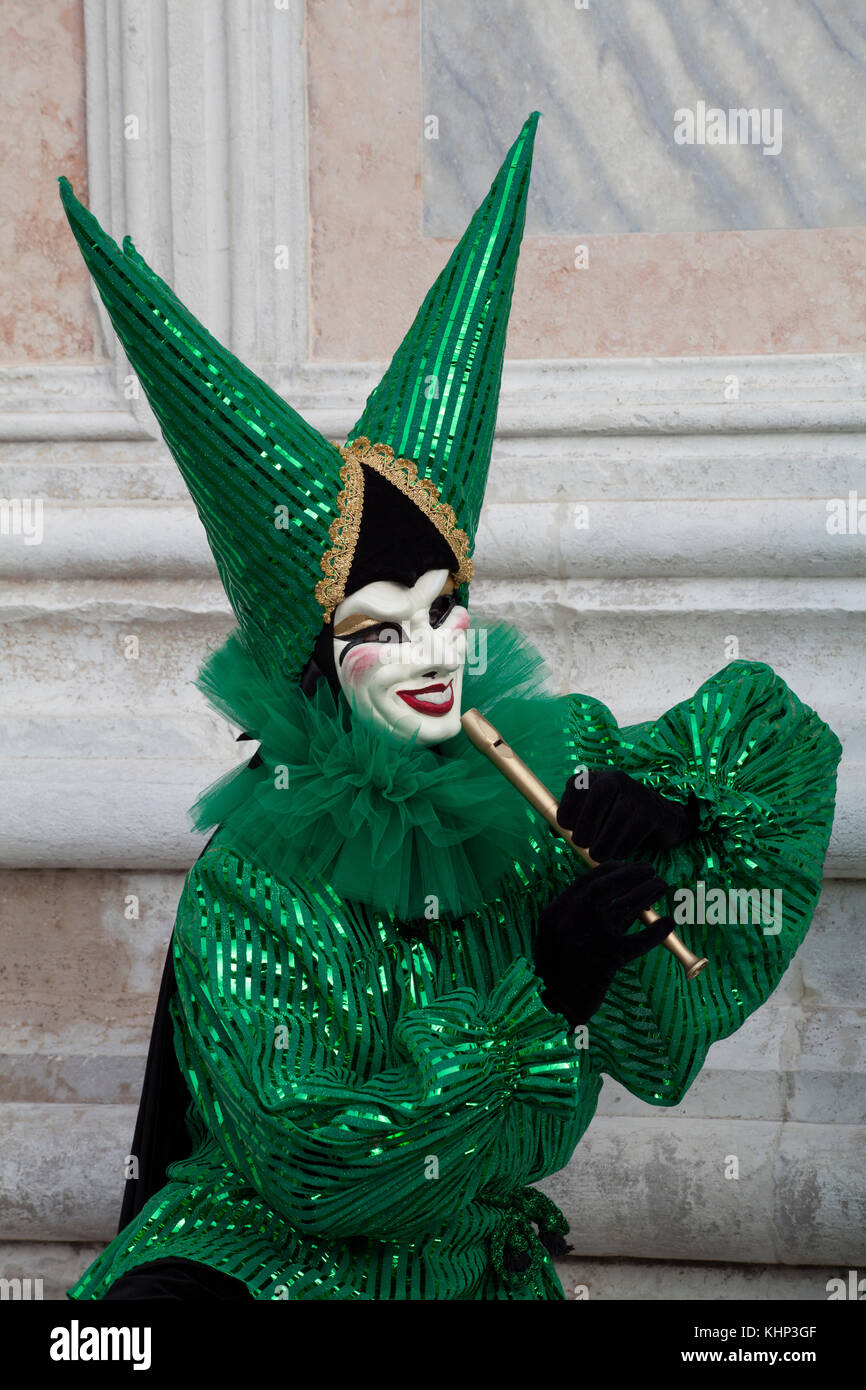 Venedig Karneval Figur in grün und schwarz venezianischen Kostüm und Maske Stockfoto