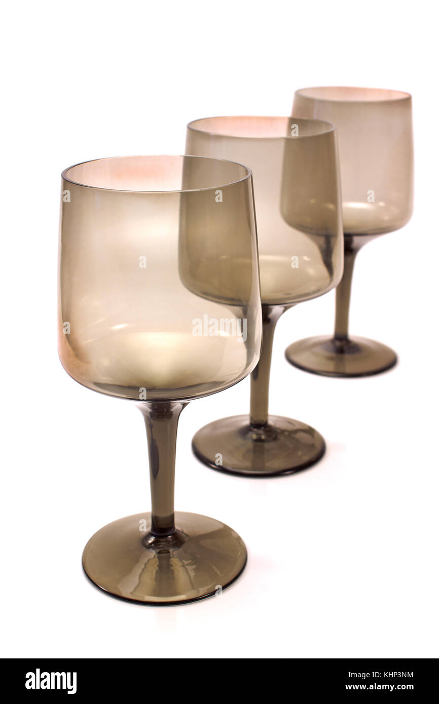 Leere Weingläser auf weißem Hintergrund Stockfoto