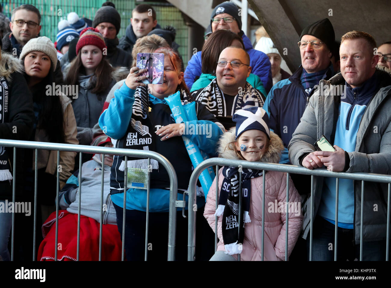 Rugby-Fans erwarten die Ankunft der Mannschaftsbusse vor dem Stadion vor dem Autumn International im BT Murrayfield, Edinburgh. Stockfoto