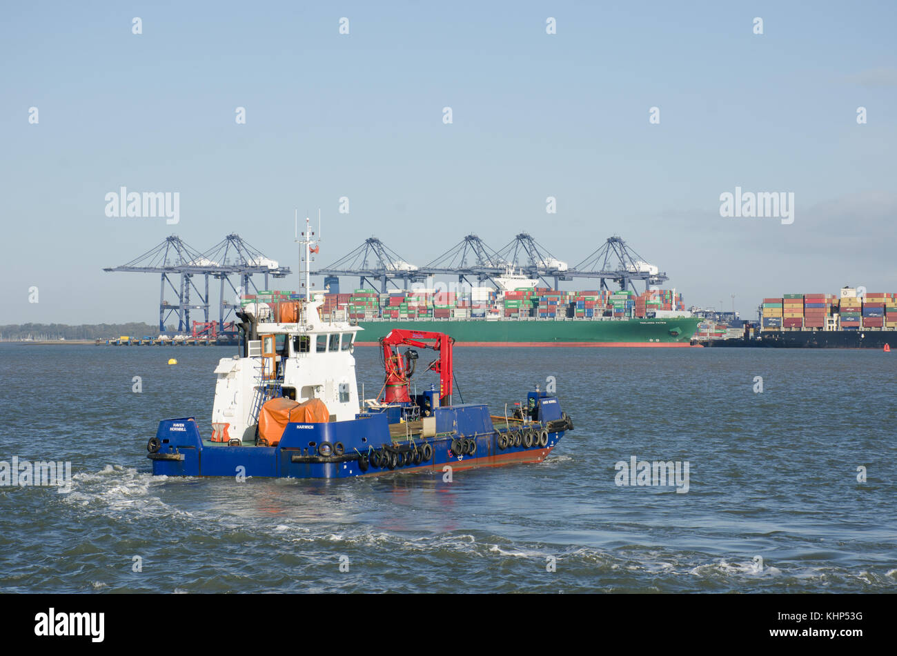 Harwich Essex Vereinigtes Königreich – 16. November 2017: Hafen-Hornbill-Schiff zur Bekämpfung der Verschmutzung im Hafen von Harwich auf dem Weg nach Flexistowe Stockfoto