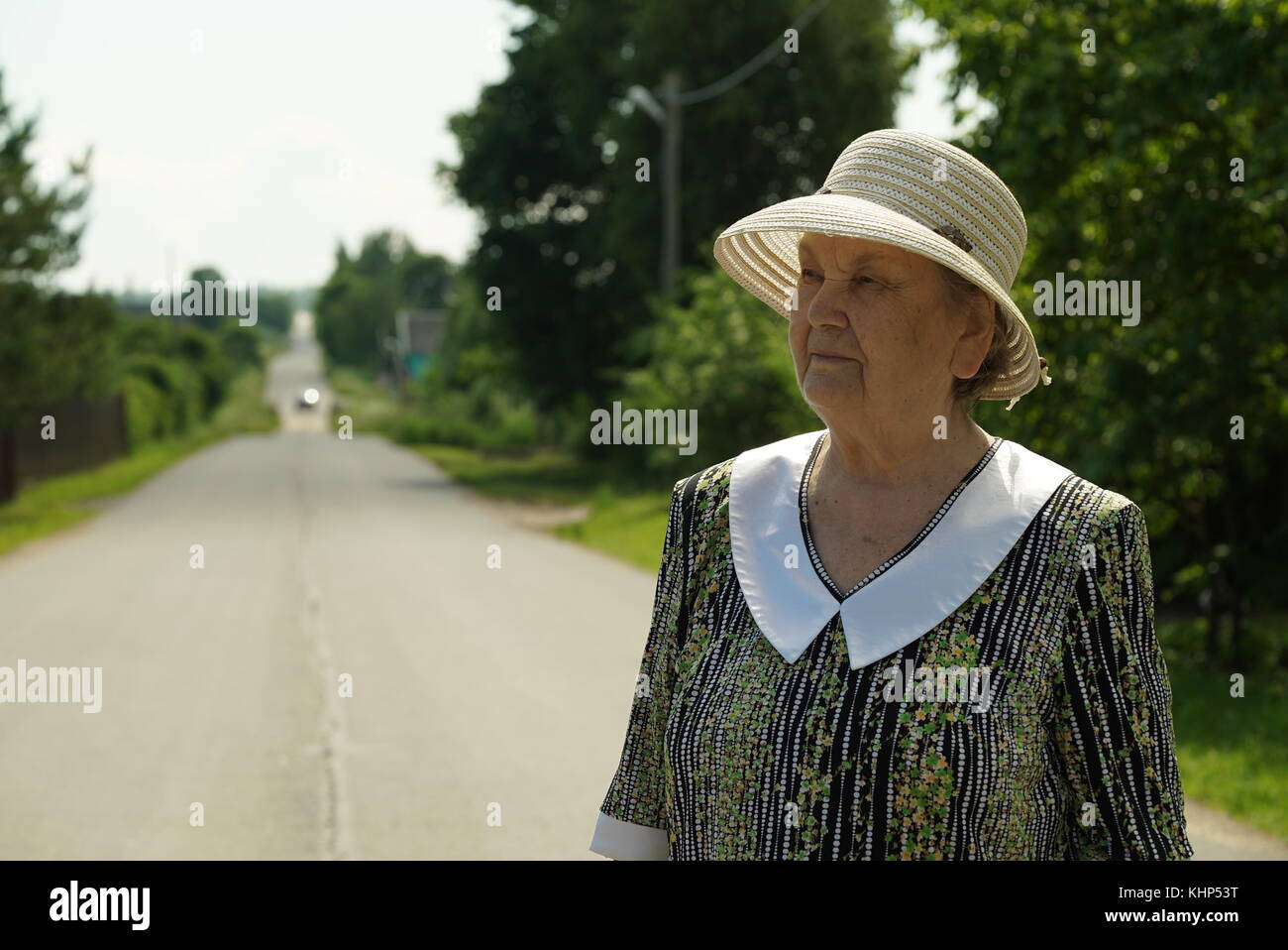 Porträt der alten Frau im Alter von 80 Jahren in Hut gekleidet Stockfoto