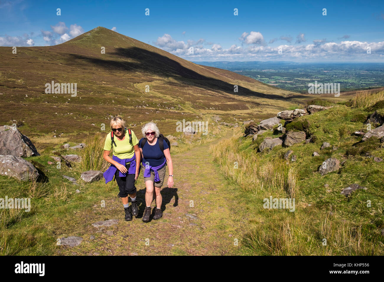 Wandern in der Schlucht von Aherlow, Galtee Mountains, Tipperary an einem Sommertag, Irland Stockfoto