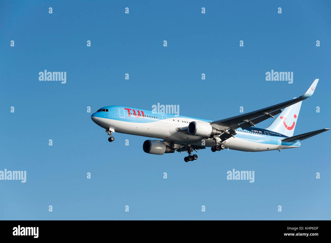TUI Flugzeug im Flug bei Arrecidfe Airtport Lanzarote, Kanarische Inseln. Stockfoto