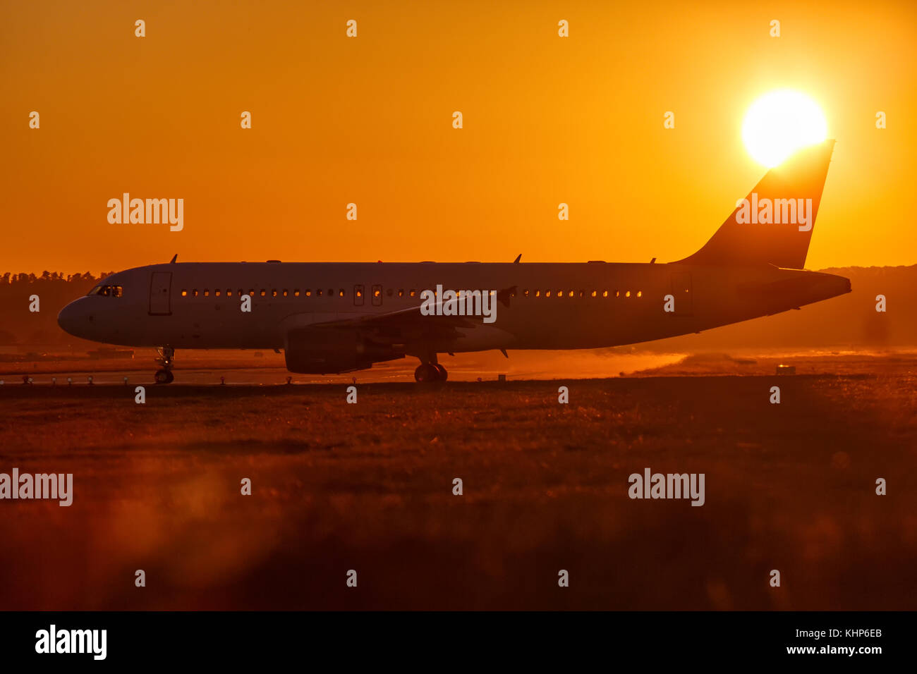 Flugzeug Flughafen Sonne Sonnenuntergang Urlaub Ferien Reisen Reisen Flugzeug Flugzeug reisen Stockfoto