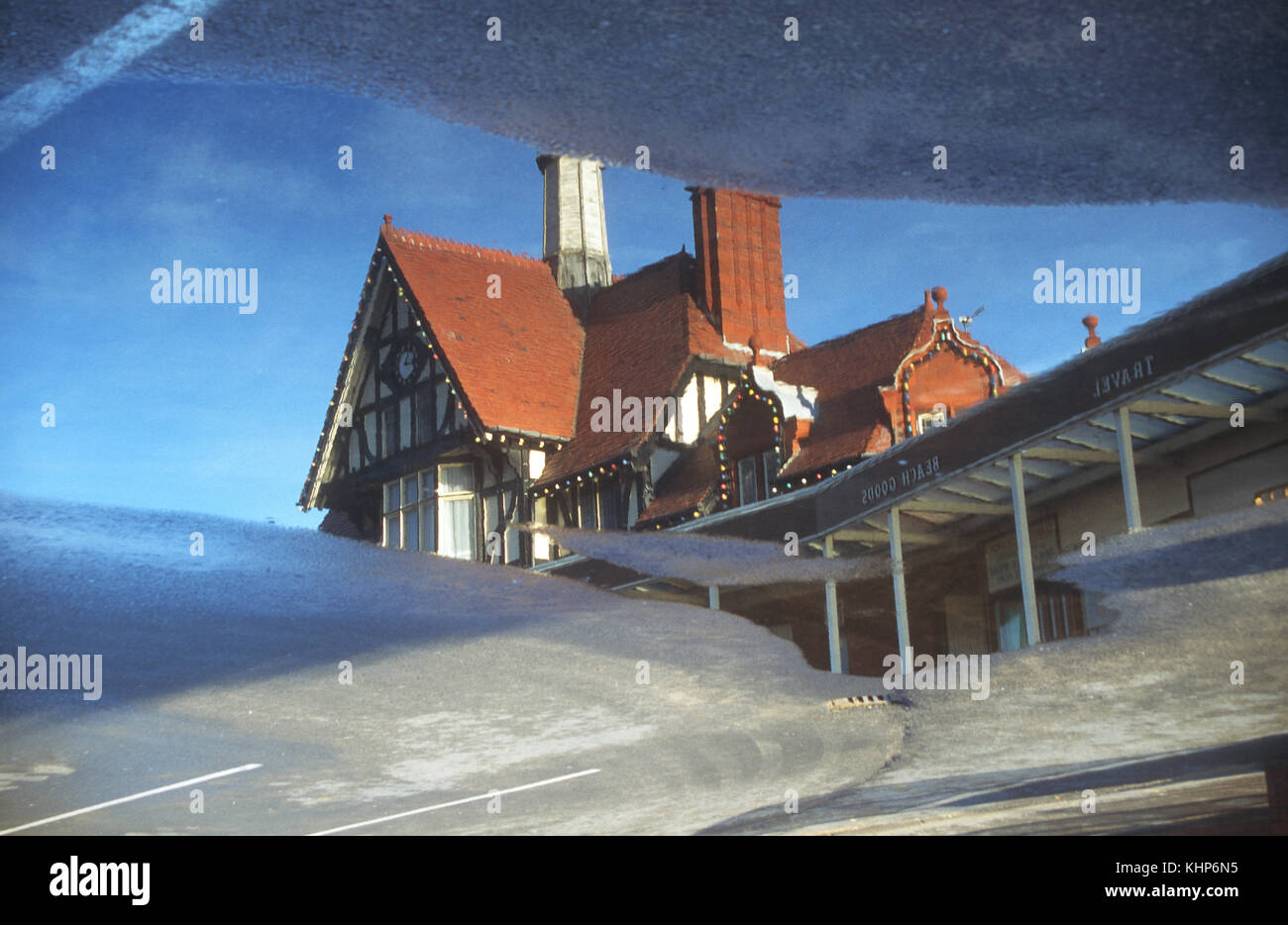 Der Eingang St Annes Pier, spiegelt sich in einer Pfütze aus Regenwasser in den Parkplatz vor dem Pier. Stockfoto