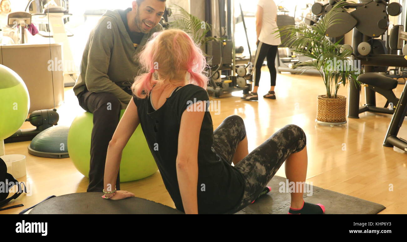 Personal trainer Flirten mit Mädchen Stockfoto