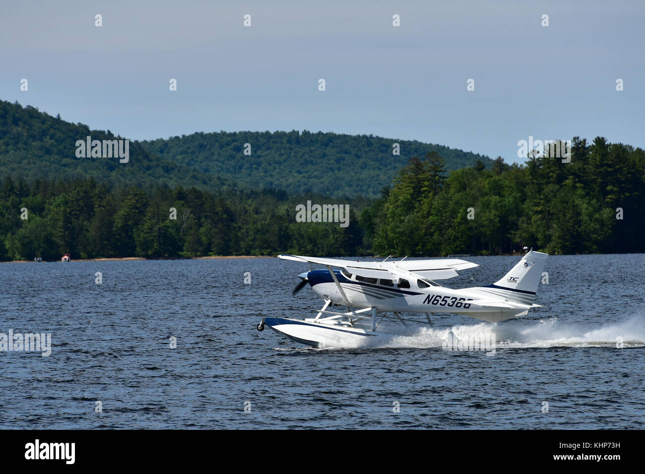 2004 Cessna Turbo Stationair fixed Wing Single Engine Flugzeug mit Pontons weg vom See angenehm, NY. Stockfoto