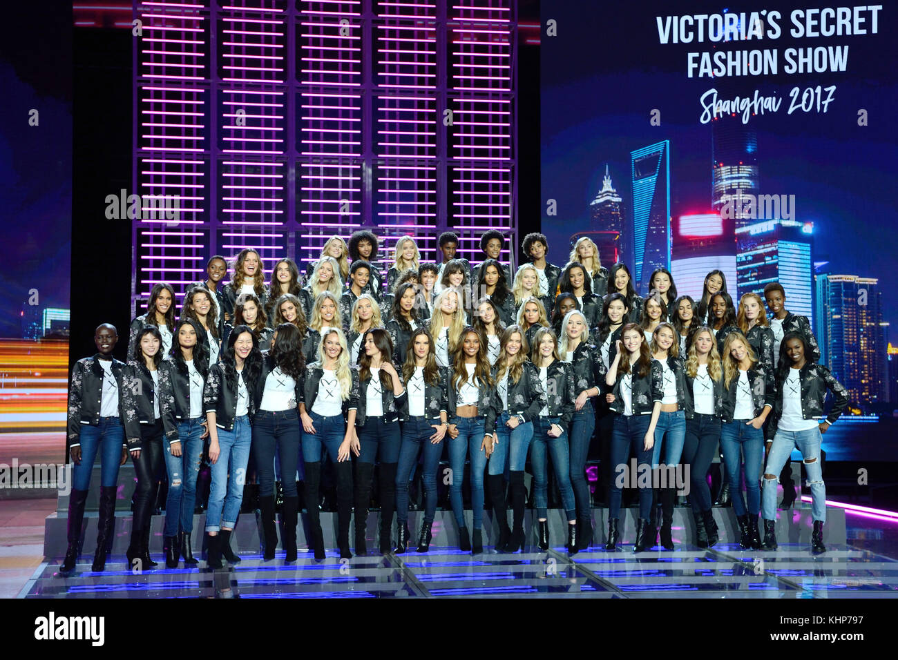 Models posieren für eine Gruppenaufnahme vor der Victoria's Secret Fashion Show in der Mercedes-Benz Arena in Shanghai, China Stockfoto