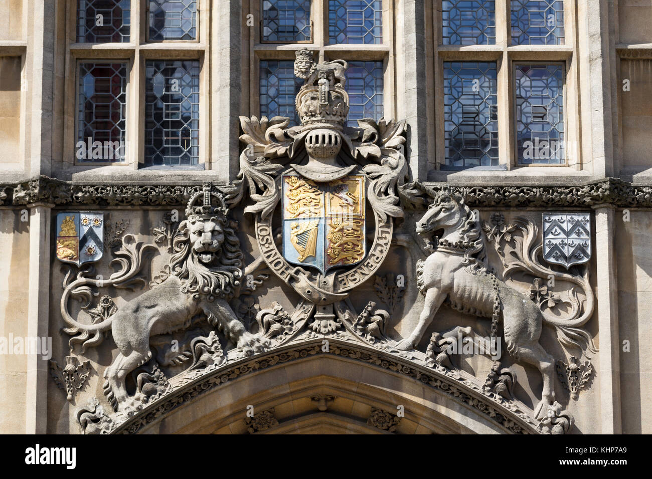 UK, Oxford, Wappen über dem Eingang All Souls College. Stockfoto