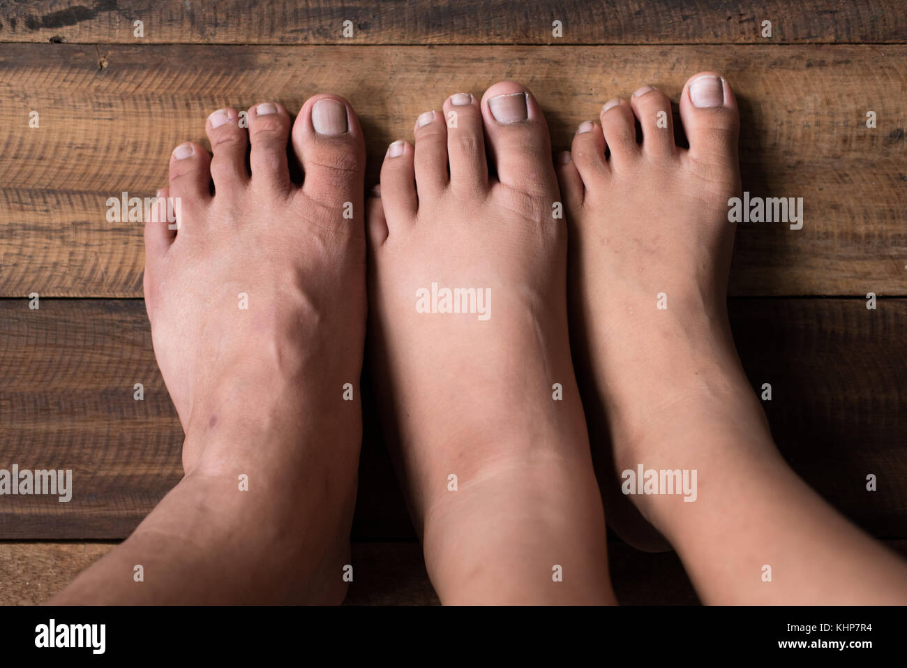 Kids feet barefoot Fotos und Bildmaterial in hoher Auflösung Alamy