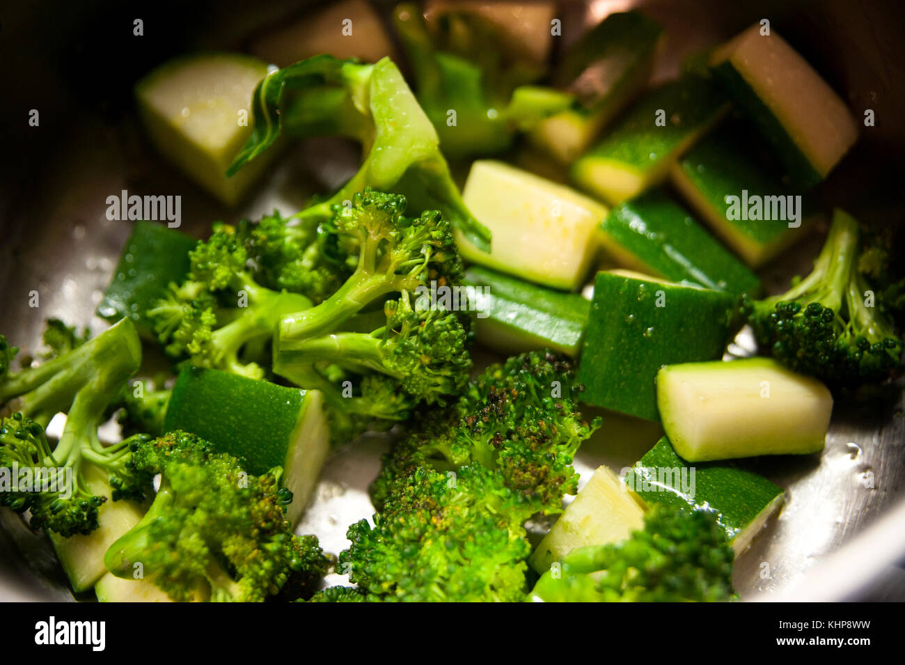 Vorbereitete Gemüse im Topf - Zucchini und Broccoli Stockfoto