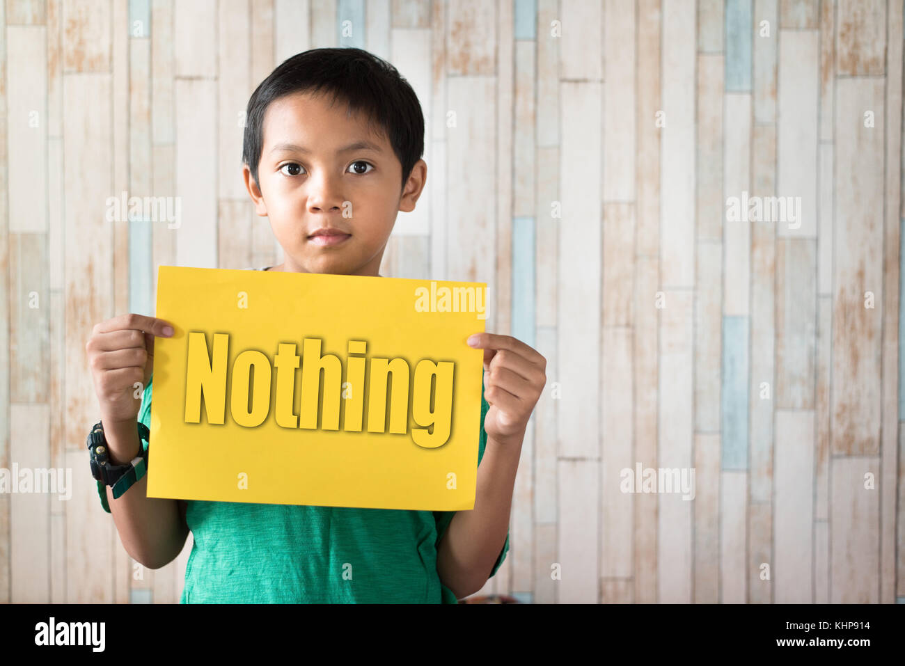 Asian Boy holding Papier Hinweis geschrieben 'nichts' Wort. Nichts Wort auf Papier Stockfoto