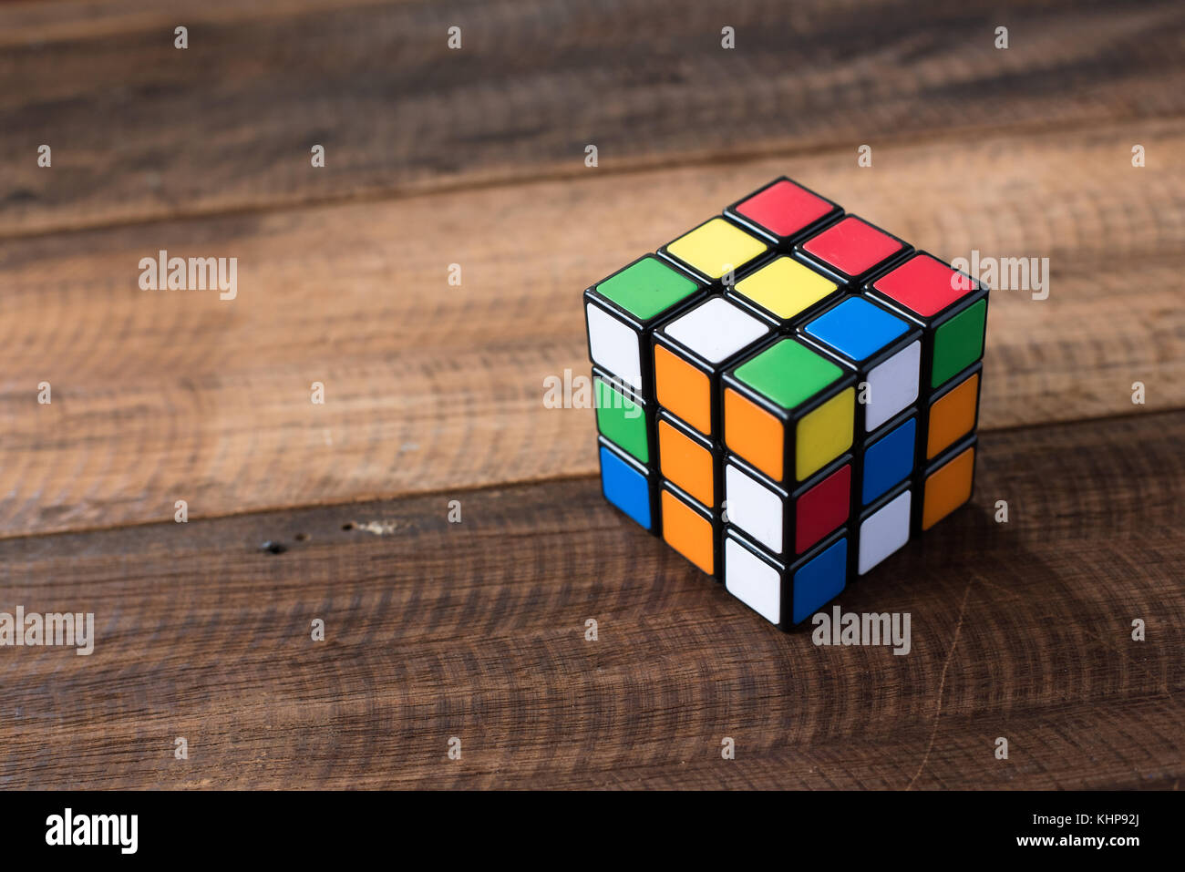 Das farbenfrohe Rubik's Cube auf einem Holztisch Hintergrund. braint Teaser toy Stockfoto