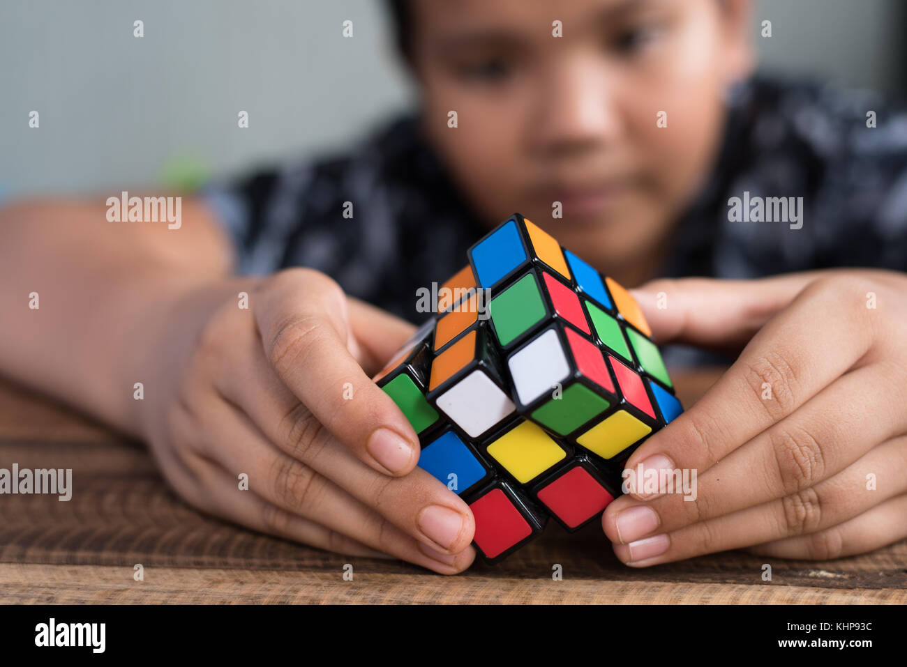 Asiatische Junge spielt mit Rubik's Cube.boy Lösung Puzzle. brain teaser Toy Stockfoto