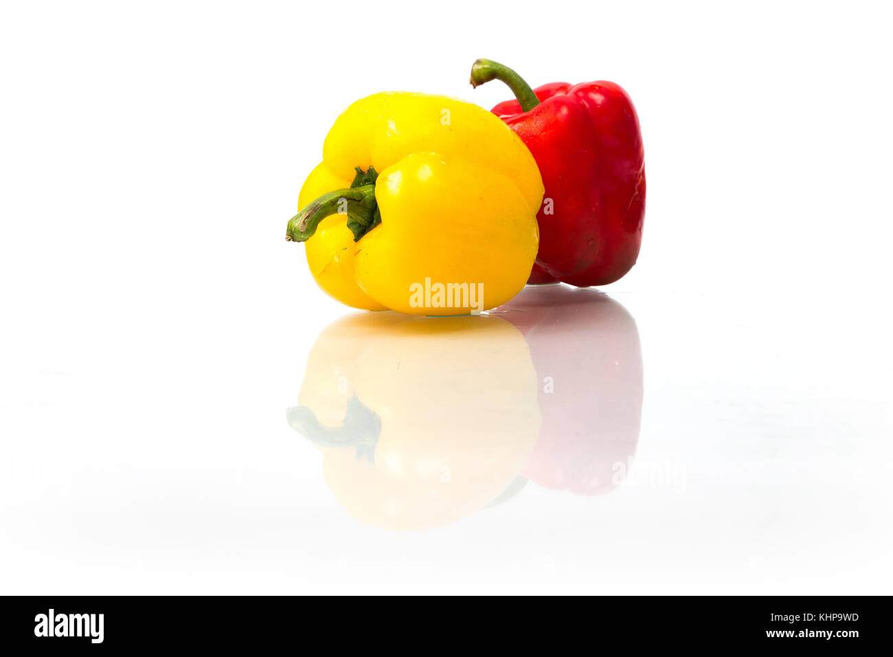Frisches Obst und Gemüse auf weißem Hintergrund, rot grün gelb Gemüse, frischem Obst und Gemüse stapeln zusammen auf einem weißen Hintergrund, Stockfoto