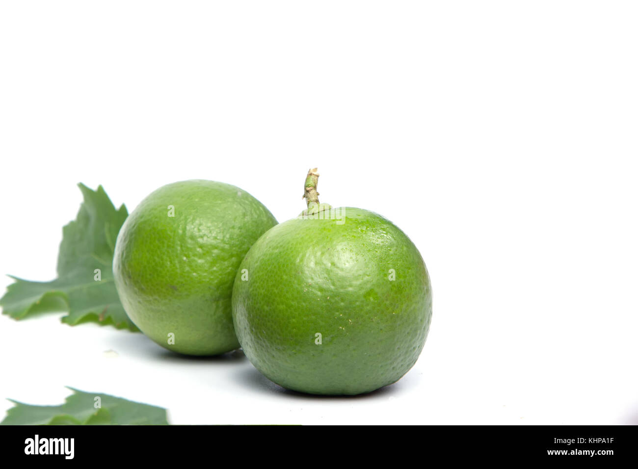 Frisches Obst und Gemüse auf weißem Hintergrund, rot grün gelb Gemüse, frischem Obst und Gemüse stapeln zusammen auf einem weißen Hintergrund, Stockfoto