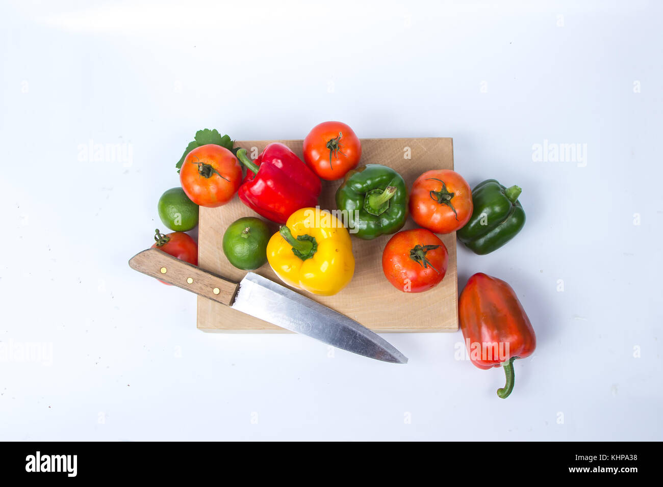 Frisches Obst und Gemüse auf weißem Hintergrund, rot grün gelb Gemüse, frischem Obst und Gemüse stapeln zusammen auf einem weißen Hintergrund, Stockfoto
