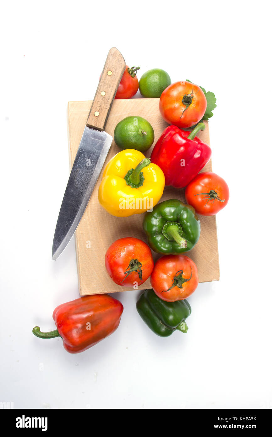 Frisches Obst und Gemüse auf weißem Hintergrund, rot grün gelb Gemüse, frischem Obst und Gemüse stapeln zusammen auf einem weißen Hintergrund, Stockfoto
