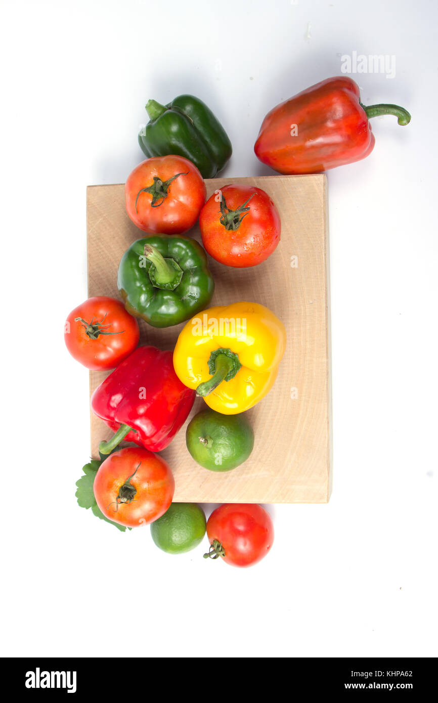 Frisches Obst und Gemüse auf weißem Hintergrund, rot grün gelb Gemüse, frischem Obst und Gemüse stapeln zusammen auf einem weißen Hintergrund, Stockfoto
